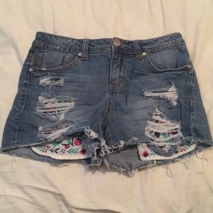 Jeans Shorts with flower pattern pocket
